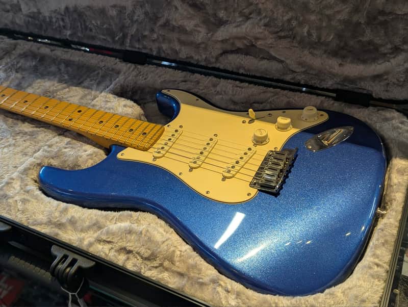 Fender American Ultra Stratocaster with Maple Fretboard 2019 - Present - Cobra Blue