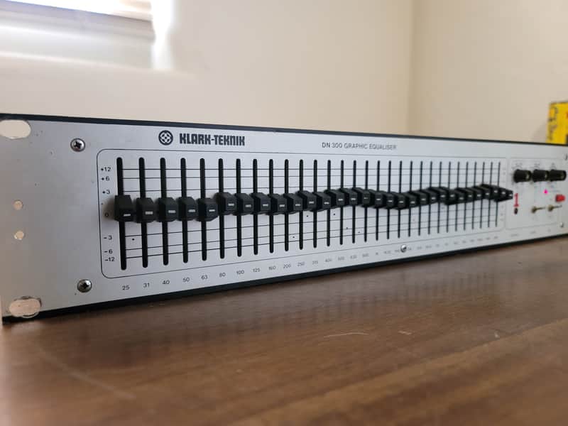 Klark Teknik DN300 30-Band Graphic Equaliser EQ Vintage Rack Unit Tested & Working image 1