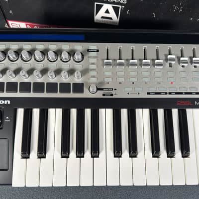 Novation ReMOTE 25 SL MKII MIDI Controller 2008 image 2
