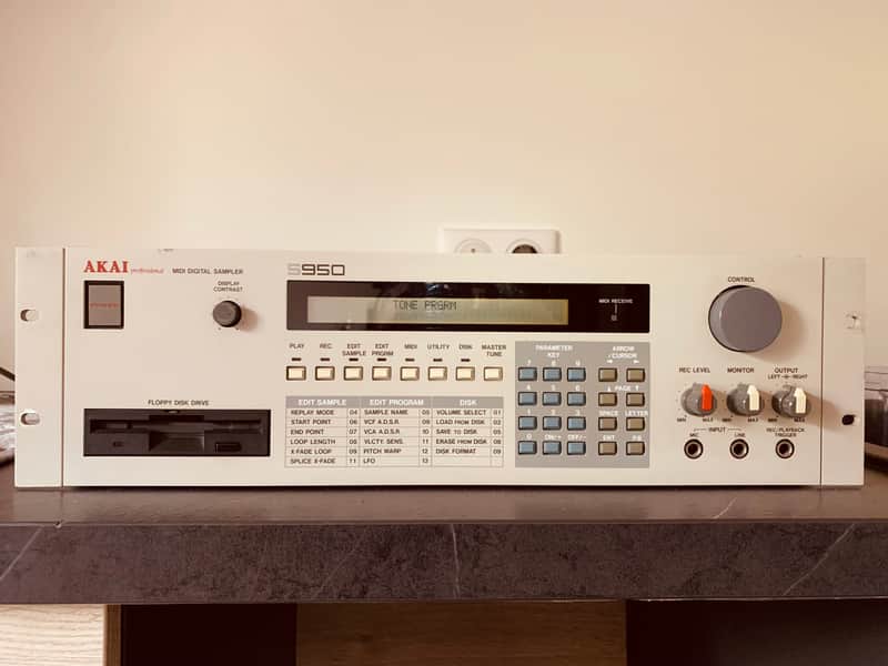 Akai S950 image 1