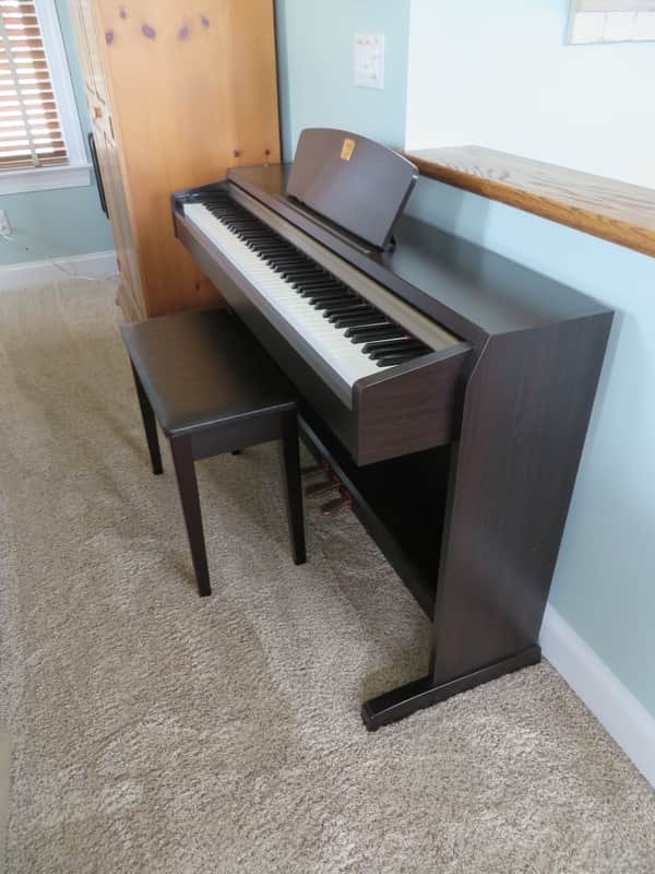 ヤマハクラビノーバCLP220 Yamaha Clavinova CLP-220 digital piano in dark rosewood finish