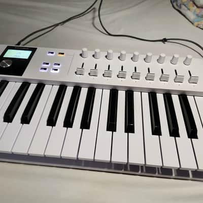 Arturia KeyLab Essential 49 – White MIDI Keyboard Controller – Tested – USB C image 3