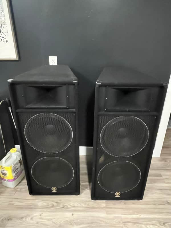 Pair of Yamaha S215V Club Series 2-Way 15