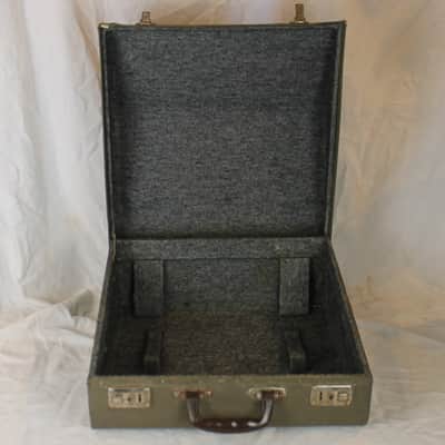 Split Pea Italian Hard Case for Accordion 14.50" x 14.50" x 8" (36.75cm x 36.75cm x 20.25cm) image 2