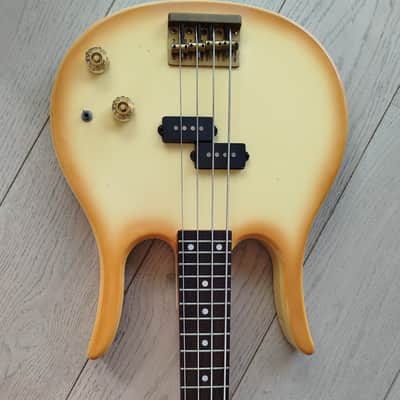 Hondo II Professional Longhorn Bass-Creme Burst image 4