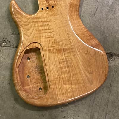 Peavey Bass guitar body image 2
