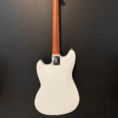 Aslan Guitars White Pearl 2021-Present - White image 4