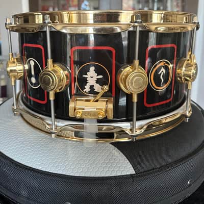 DW DREX6514SSG-R2 Collector's Series "R40" Neil Peart Signature Icon 6.5x14" Snare Drum 2016 - Black with Neil Peart Graphic image 2