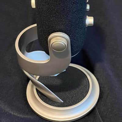 Blue Yeti Pro USB & XLR Studio Condenser Microphone w/ Original Box - Mint image 3