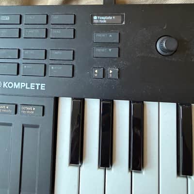 Native Instruments Komplete Kontrol M32 2023 - Black image 3
