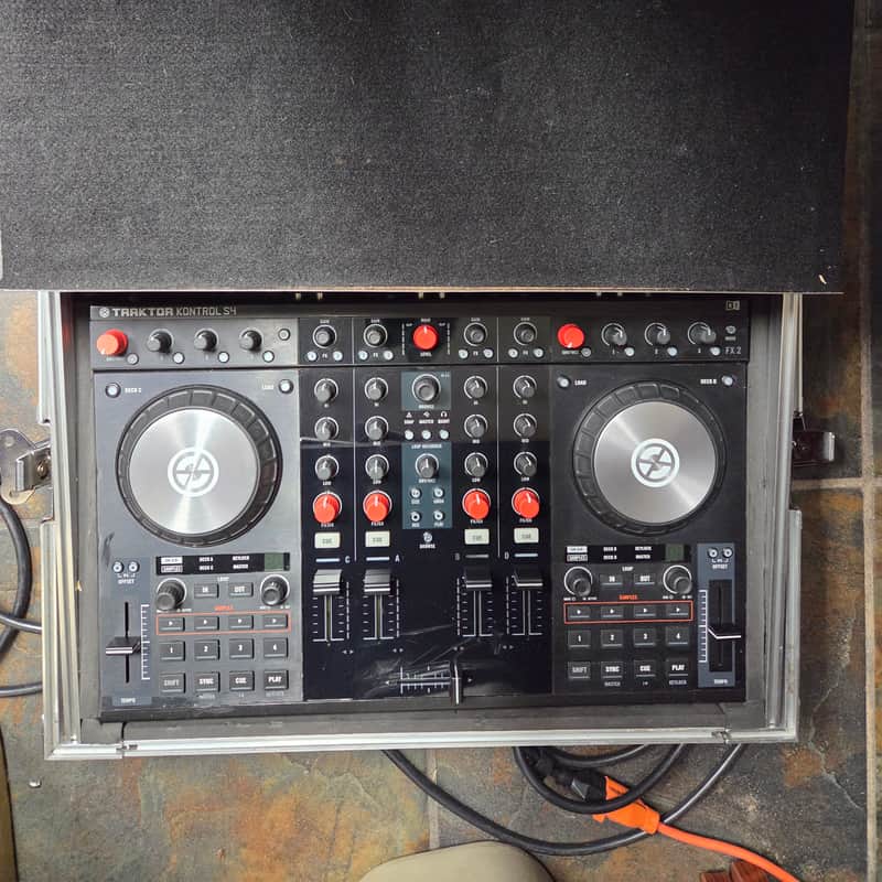 TRAKTOR Kontrol S4