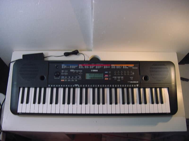 Yamaha PSR-E263 61-Key Portable Keyboard 2017 - Present - Black image 1