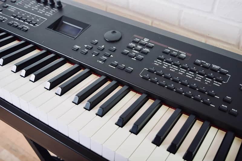 Yamaha S70xs keyboard synthesizer in near mint condition-76 key