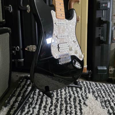 Fender Standard Stratocaster with Maple Fretboard 2003 - Black image 4