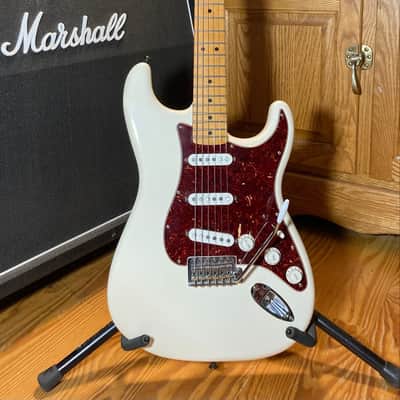 Fender Deluxe Roadhouse Stratocaster with Maple Fretboard 2008 - 2013 Arctic White image 1