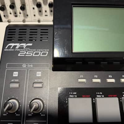Akai MPC2500 with XL LCD Screen and paid JJOS image 12