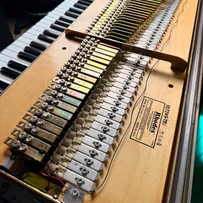 Immagine Rhodes Mark V Stage 73 – Custom Cosmic Blue | Fully Professionally Restored | Original Stand, Cover & Matching Pedal - 16