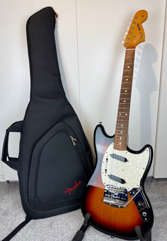 Fender Vintera '60s Mustang with Pau Ferro Fretboard 3-Color Sunburst & Gig Bag