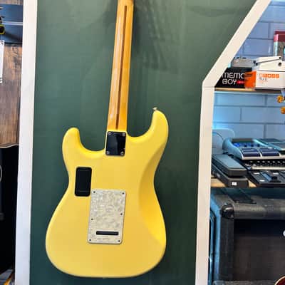 Fender Deluxe Roadhouse Stratocaster with Maple Fretboard 2014 - 2015 - Vintage White image 9