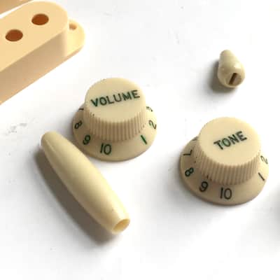 Cream Aged Relic Green Fonts Reissue Fender Strat Pickup Covers 3 Knobs Full Set image 3