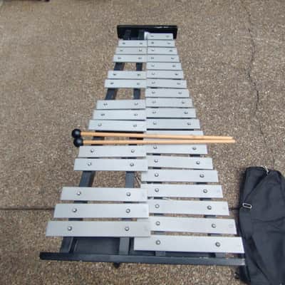 Unknown Student 32 bell chime set w/ stand, case, practice pad - excellent! image 7