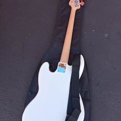 electric bass guitar with an asymmetric - Artic white image 3