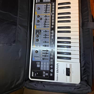 Roland SH-01 GAIA 37-Key Digital Synthesizer 2010 - 2012 - White image 2