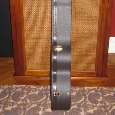 new open box very near A+ genuine Taylor Grand Auditorium Deluxe Brown Hardshell Case (5201-55) textured dark brown vinyl over 3-ply wooden structure, Foam padding covered w/ red plush crushed velvet lining, brass plated latches, padded handle image 19