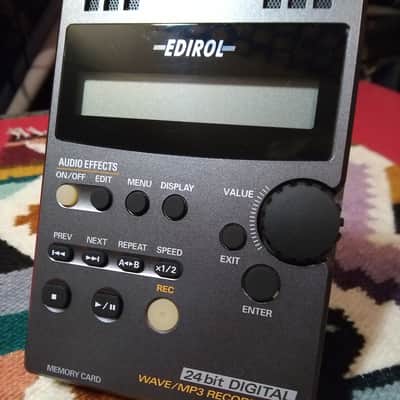 Edirol R-1 Digital Recorder (won't power up) image 1