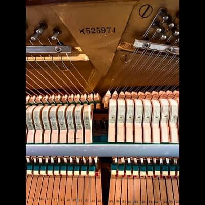 Elegant Acoustic Harmony: Kawai Upright Piano Bild 7