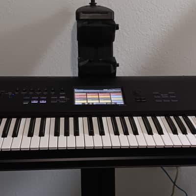 Korg Nautilus AT 61 with Gator case image 3