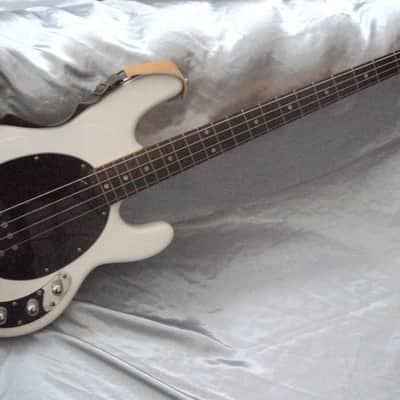 Musicman sub Ray 4 Sterling Arctic White Bass guitar Bild 1