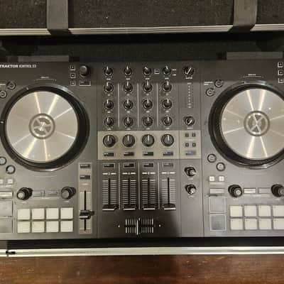 Native Instruments Traktor Kontrol S3 DJ Controller 2019 - Present - Black image 2
