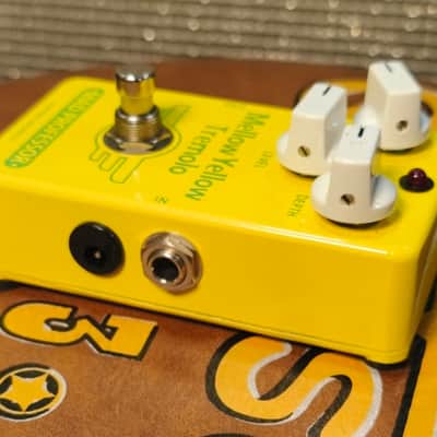 Mad Professor Mellow Yellow Tremolo 2010s - Yellow image 9