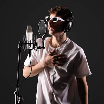 Rode NT1 Signature Series - White Condenser Microphone with SM6 Shockmount, Rode PSA1+ (White) Professional Microphone Boom Arm and Pop Filter image 7