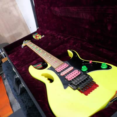 Ibanez JEM777DY Desert Yellow – 1988 First Generation Steve Vai Signature – Disappearing Pyramid Inlays – Original Pink Logo Ibanez Case image 4
