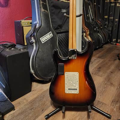 Fender Deluxe Roadhouse Stratocaster with Rosewood Fretboard 2014 - 2015 - 3-Color Sunburst image 3