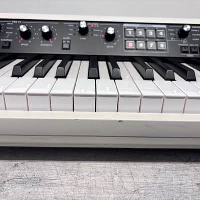Korg SV2-SP 88 Key Stage Vintage Digital Piano with Speakers 2020 - Present - Creme with White / Black Keys image 4