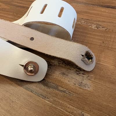 Fender Guitar Strap 2.5" White Leather Locks Gold FENDER Logo Great Condition image 3