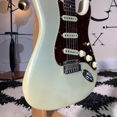 Fender Limited Edition American Showcase Stratocaster 2020 Arctic white pearl 7.6lb MINT image 4