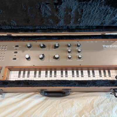 Therevox ET-5 with optional Tweed Case image 1