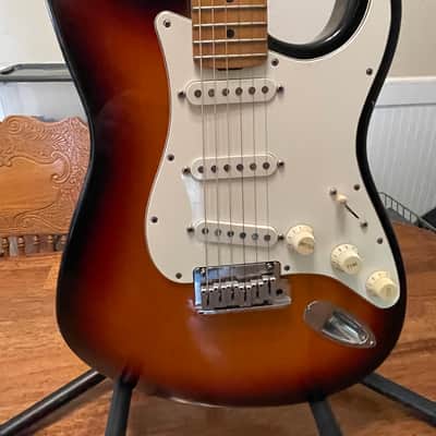1996 Fender American Standard Stratocaster with Maple Fretboard 3-Color Sunburst image 3