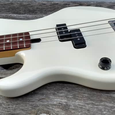 Yamaha BB300 1989 Arctic White image 4