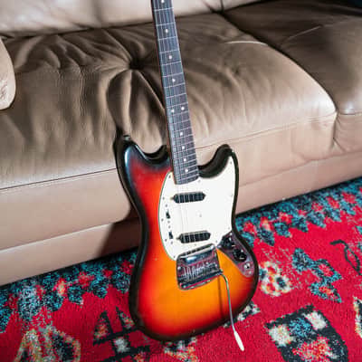 Fender Mustang Sunburst 1971 Pre-Owned image 3