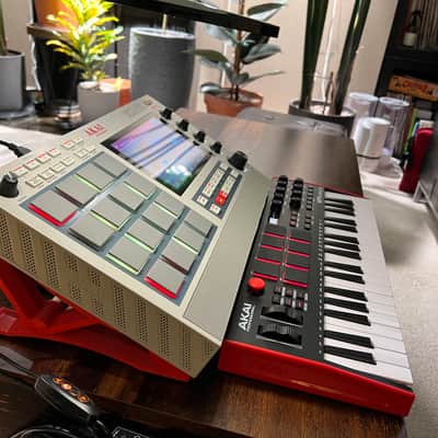 Immagine Akai MPC Live II Standalone Sampler / Sequencer Retro Edition 2020 - Present - Grey - 3