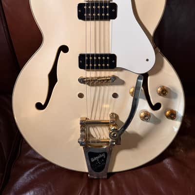 Yamaha AES1500 White with case image 3