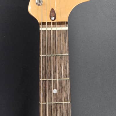 Squier 0374027529 Classic Vibe™ '70s Stratocaster® HT HSS, Laurel Fingerboard, Black Pickguard, Mocha image 5