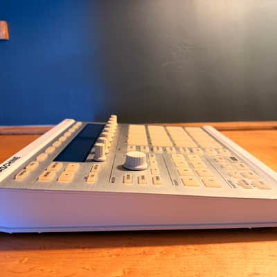 Native Instruments Maschine MKII 2010s - White image 5