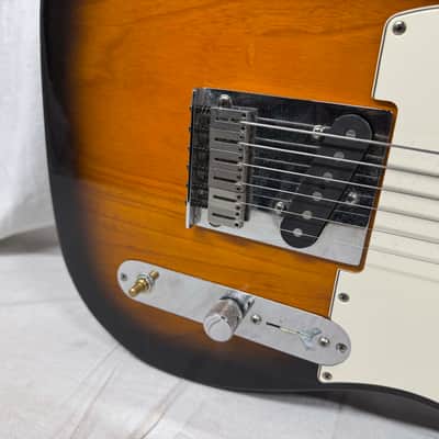 Fender American Telecaster Guitar 2001 - 2-Color Sunburst / Maple neck image 4