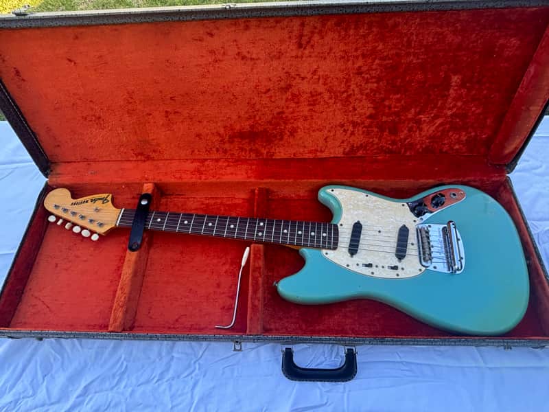 Fender Mustang Guitar with Rosewood Fretboard